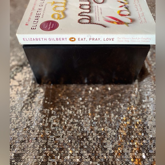 Eat Pray Love by Elizabeth Gilbert - Picture 4 of 4